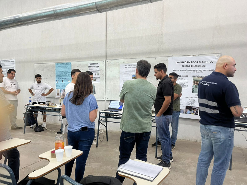 imagen Estudiantes de Electricidad cerraron su primer año con una Expo Física ejemplar