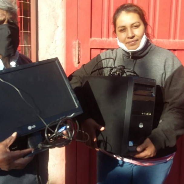 imagen Eliana Carrizo junto a su padre reciben el equipo informático para continuar con sus estudios. 