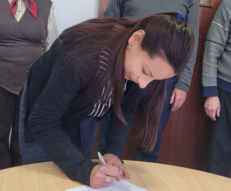 imagen Momento de la firma de las/los representantes. 