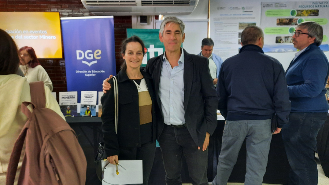 imagen Gabriela Biondolillo (D. Sede Luján de Cuyo) junto a Heraldo Muñoz (D. Sede Este). 