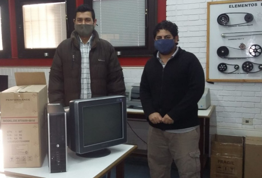 imagen Educación virtual: estudiantes del ITU recibieron una PC