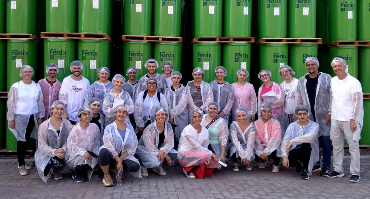 imagen Estudiantes avanzados conocen de cerca el proceso de gestión de tres empresas del sur