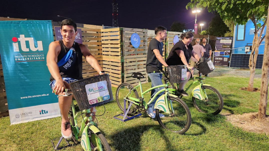 imagen Energías Renovables: con el respaldo de Godoy Cruz, estudiantes del ITU diseñaron un prototipo para cargar celulares mediante el uso de bicicletas