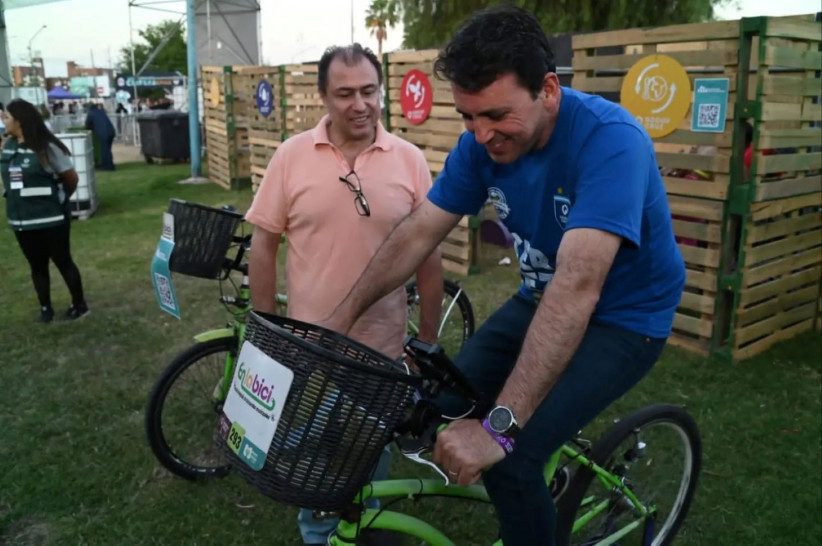 imagen Energías Renovables: con el respaldo de Godoy Cruz, estudiantes del ITU diseñaron un prototipo para cargar celulares mediante el uso de bicicletas