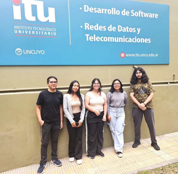 imagen Estudiantes de Desarrollo de Software premiados en la LATIN HACK