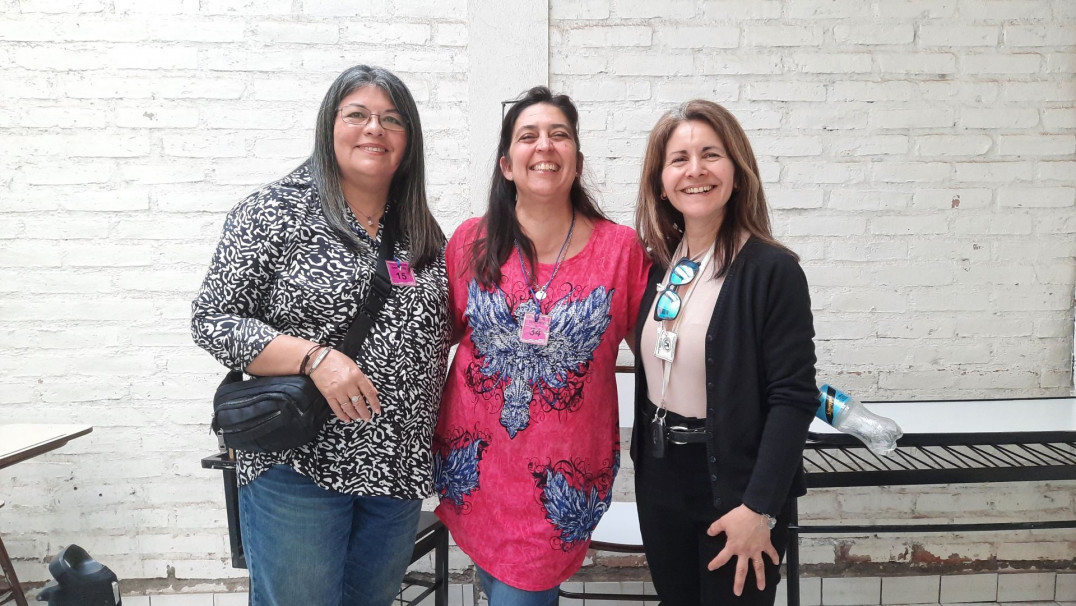 imagen Rosa Villegas (coord. T.U.G.E. en ITU EUCE), Pamela Martínez y Mónica Tello, docentes del ITU EUCE. Finalización del acto. (Fuente Comunicación ITU UNCUYO: Jimena Catalá). 