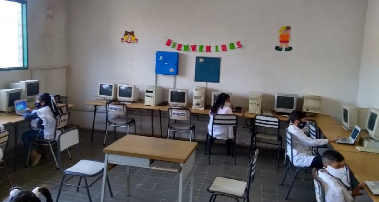 imagen Equipo del ITU participó en un voluntariado para optimizar la conectividad en una escuela de Coquimbito