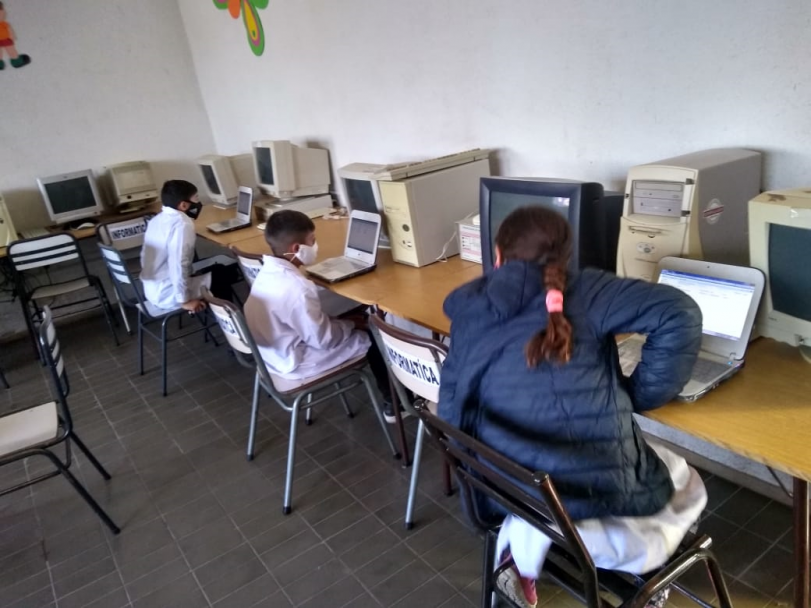 imagen Equipo del ITU participó en un voluntariado para optimizar la conectividad en una escuela de Coquimbito