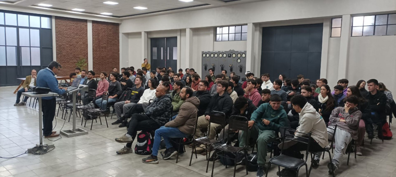 imagen Estudiantes de Desarrollo de Software tuvieron una clase especial sobre Ciencia de Datos