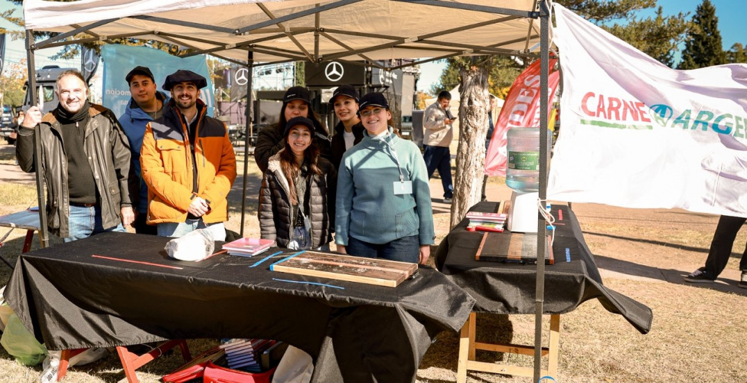 imagen Estudiantes de Gestión aplicaron sus conocimientos en la Fiesta Nacional de la Ganadería