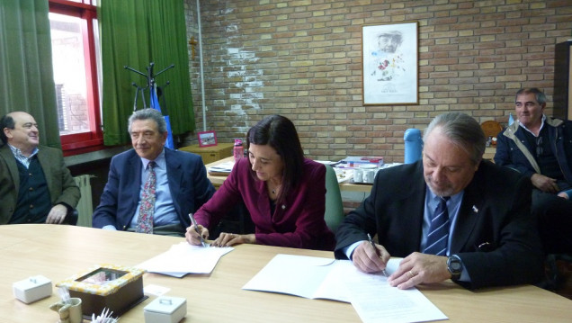 imagen Se firmó convenio con  el Foro Diplomático de Mendoza 