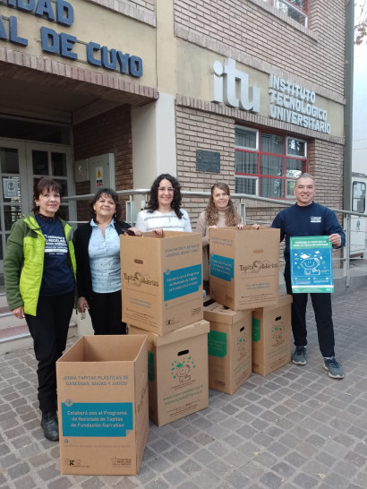 imagen Representantes del Programa de Reciclado y Medio Ambiente de la Fundación Garrahan hizo entrega de las cajas para el reciclado de papel y tapitas