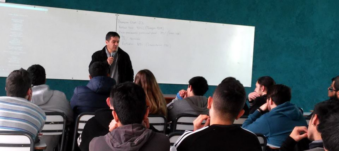 imagen El periodista Ulises Naranjo presentó a estudiantes del ITU su documental "No llegues hasta acá"